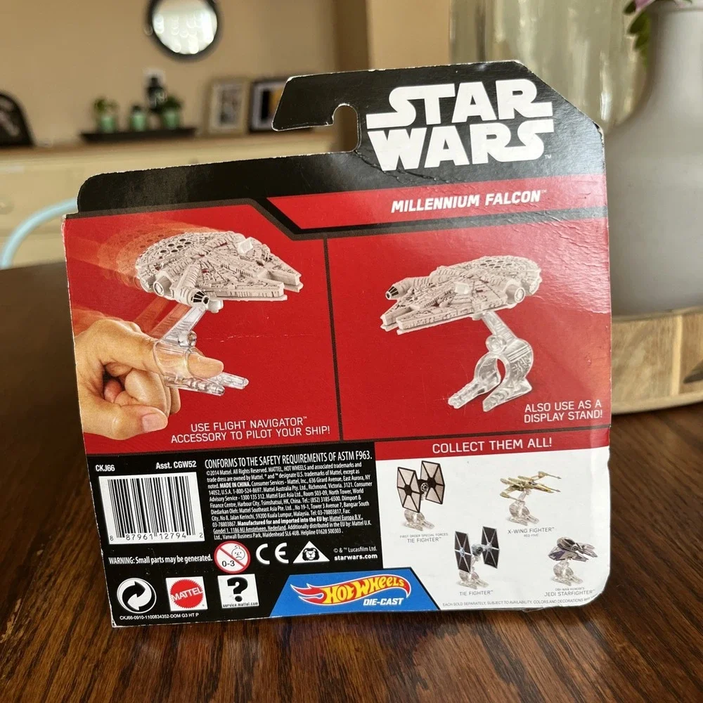 STAR WARS FORCE AWAKENS MILLENNIUM FALCON HOT WHEELS DIE CAST W/FLIGHT NAVIGATOR